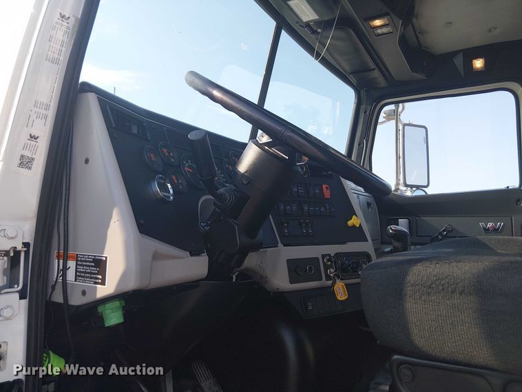 image for item NU9722 2019 Western Star 4700 flatbed truck