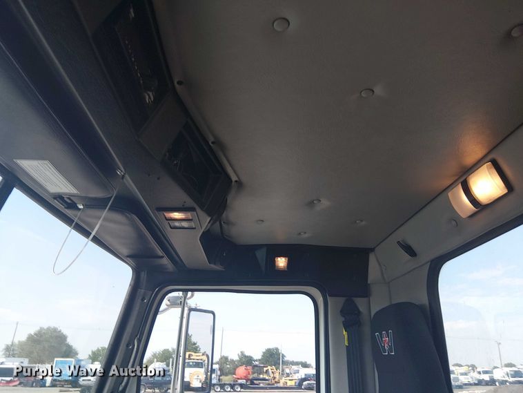 image for item NU9722 2019 Western Star 4700 flatbed truck