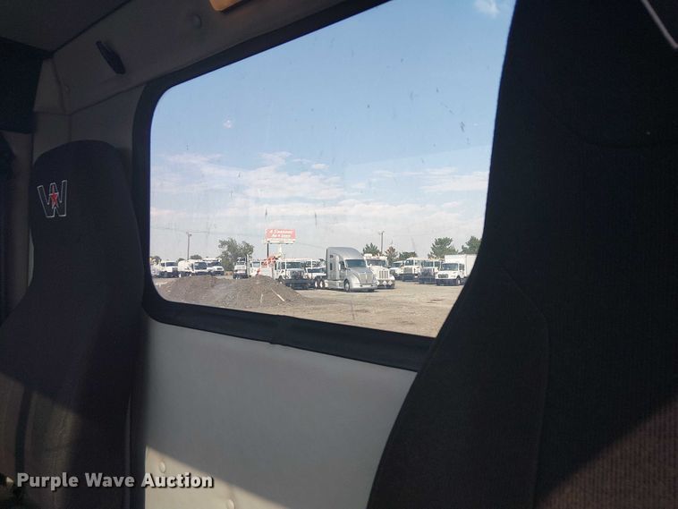 image for item NU9722 2019 Western Star 4700 flatbed truck