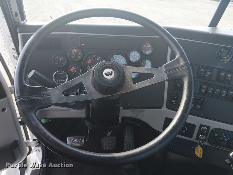 image for item NU9722 2019 Western Star 4700 flatbed truck