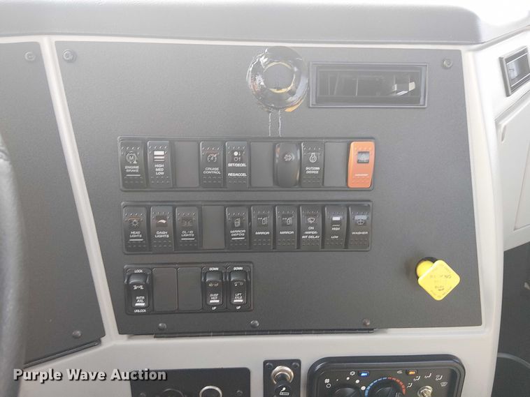 image for item NU9722 2019 Western Star 4700 flatbed truck