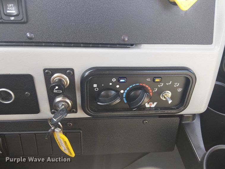 image for item NU9722 2019 Western Star 4700 flatbed truck