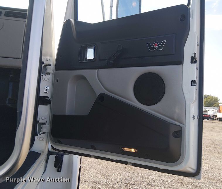 image for item NU9722 2019 Western Star 4700 flatbed truck