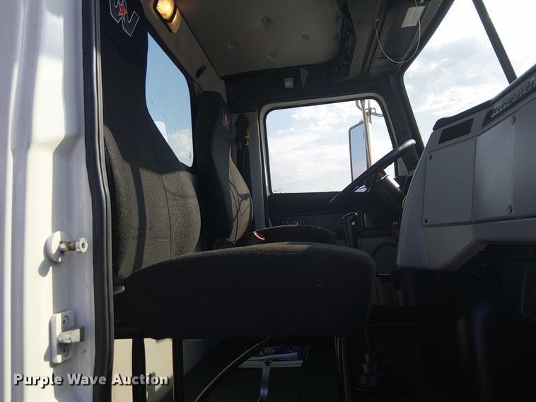 image for item NU9722 2019 Western Star 4700 flatbed truck