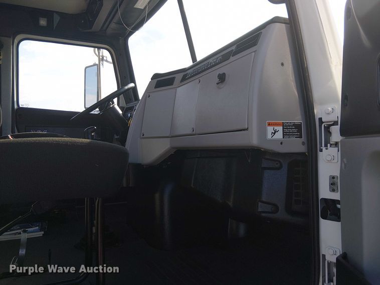 image for item NU9722 2019 Western Star 4700 flatbed truck