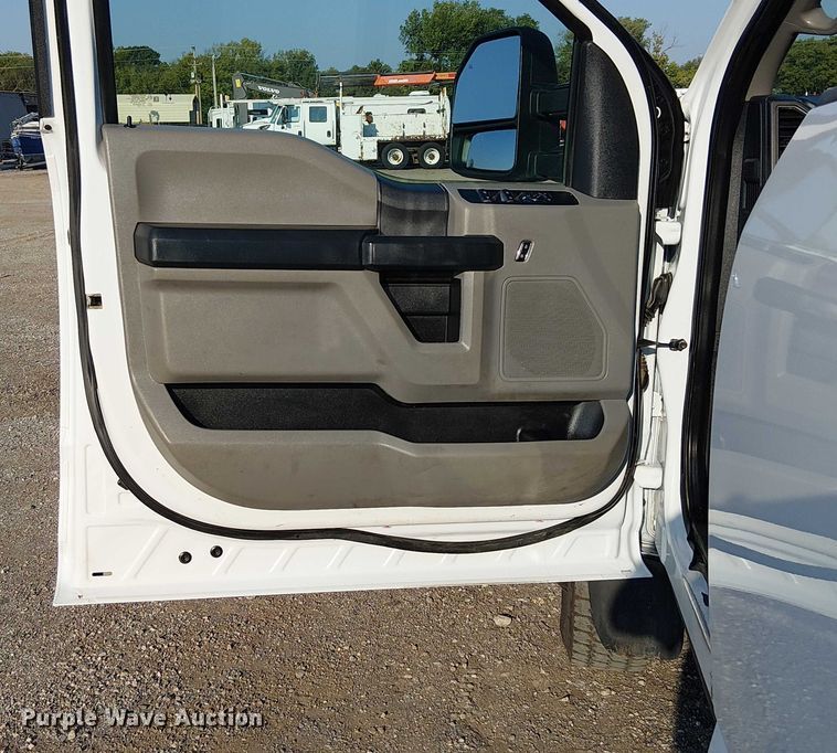 image for item NU9725 2022 Ford F550 Super Duty truck cab and chassis
