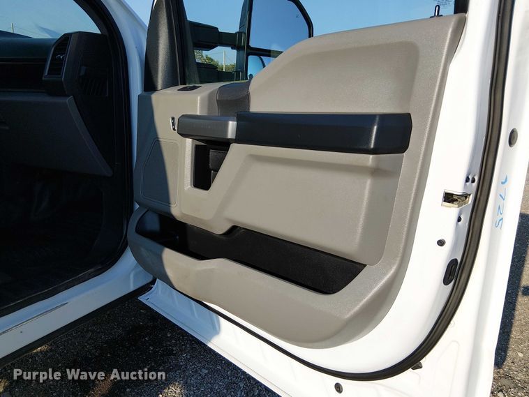 image for item NU9725 2022 Ford F550 Super Duty truck cab and chassis