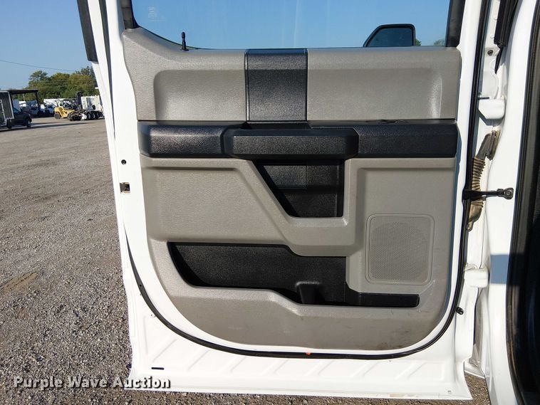 image for item NU9725 2022 Ford F550 Super Duty truck cab and chassis