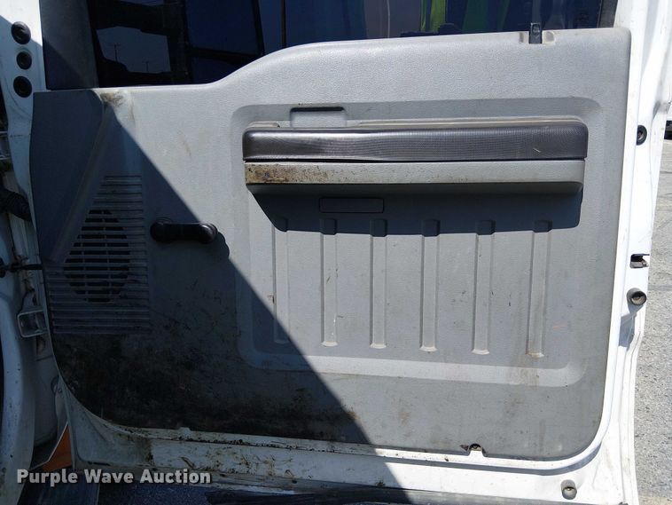 image for item YA0985 2013 Ford F450 Super Duty truck cab and chassis