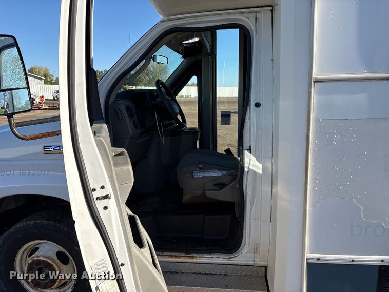 image for item YA1249 2016 Ford E450 Super Duty shuttle bus