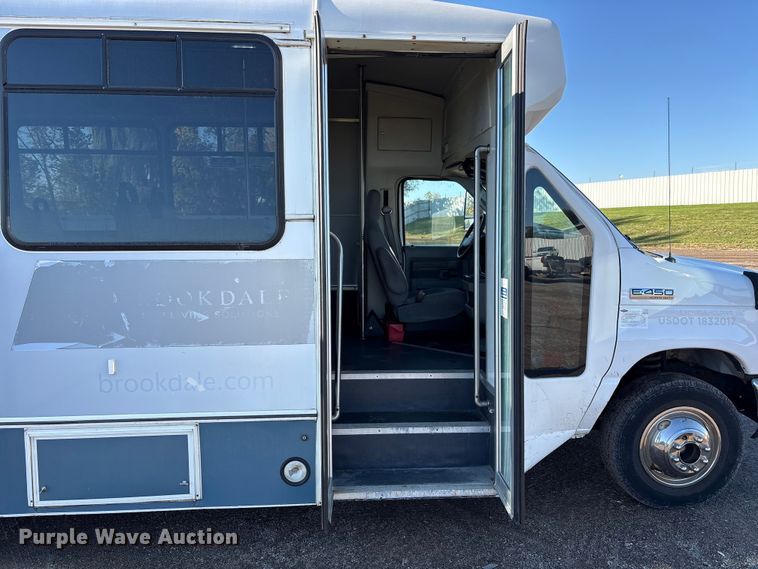 image for item YA1249 2016 Ford E450 Super Duty shuttle bus