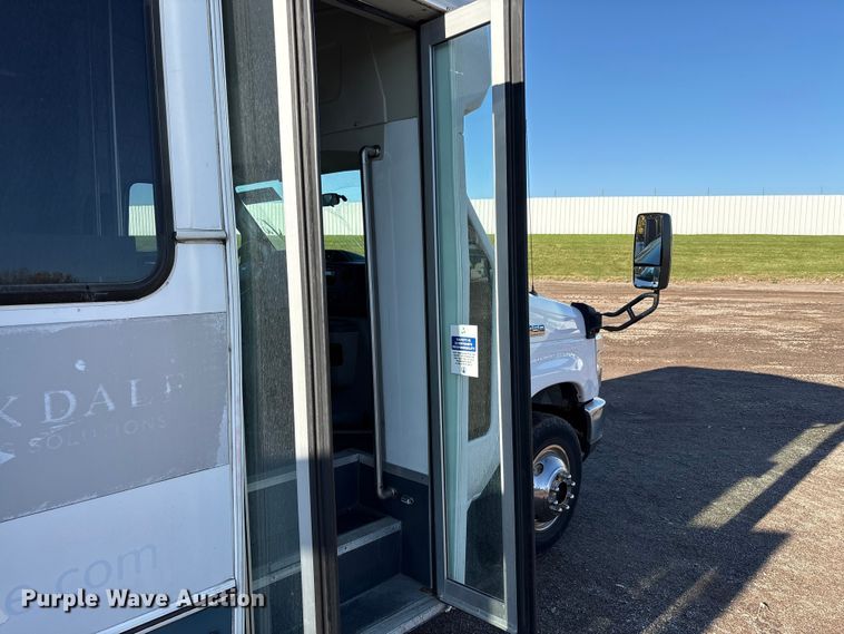 image for item YA1249 2016 Ford E450 Super Duty shuttle bus