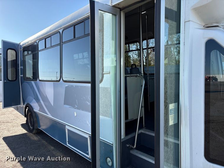 image for item YA1249 2016 Ford E450 Super Duty shuttle bus