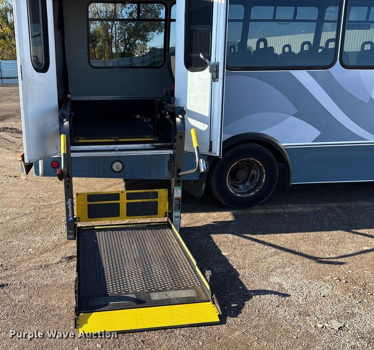 image for item YA1249 2016 Ford E450 Super Duty shuttle bus