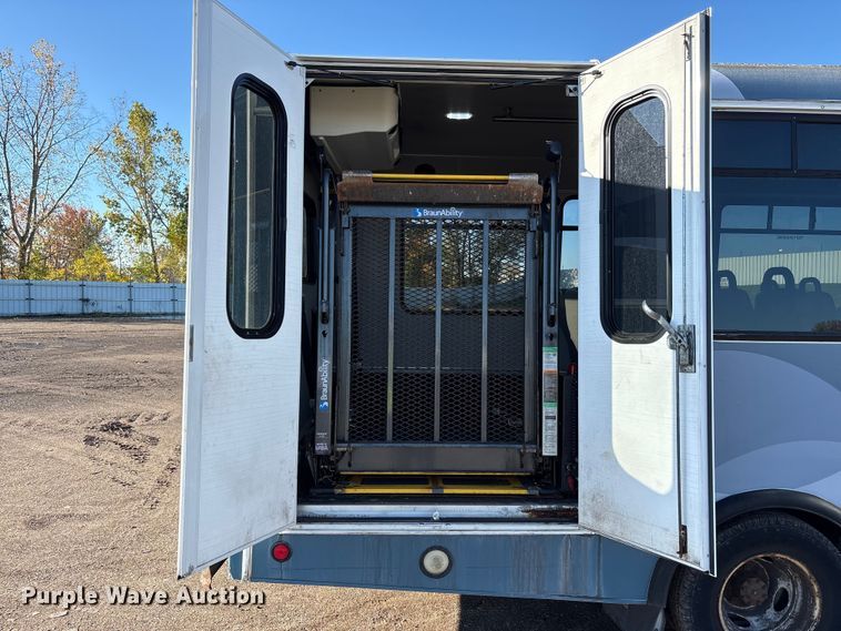 image for item YA1249 2016 Ford E450 Super Duty shuttle bus