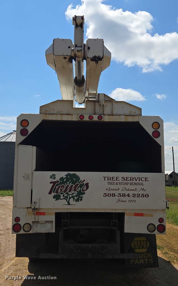 image for item DE2194 2006 GMC C7500 forestry bucket truck