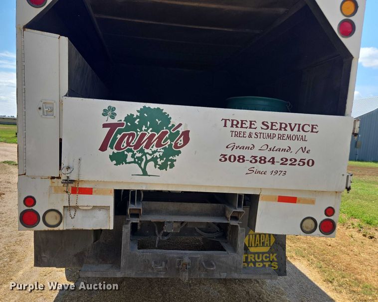 image for item DE2194 2006 GMC C7500 forestry bucket truck