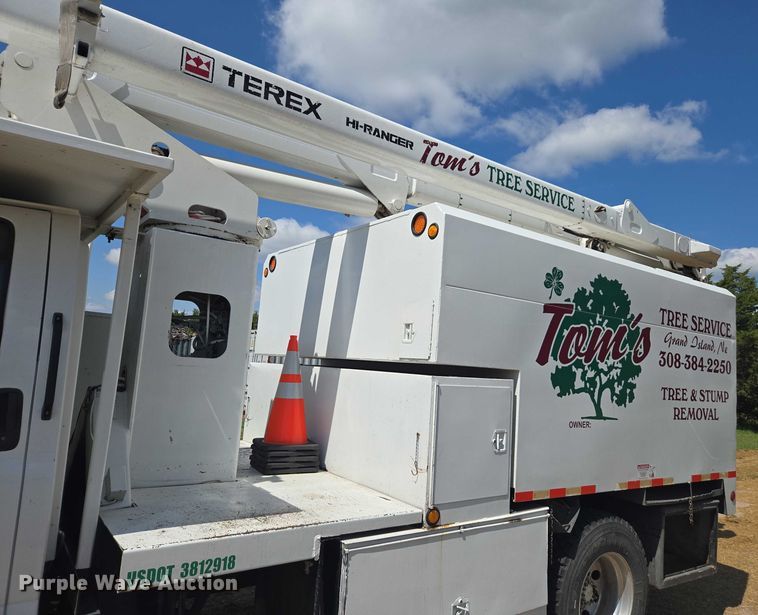 image for item DE2194 2006 GMC C7500 forestry bucket truck