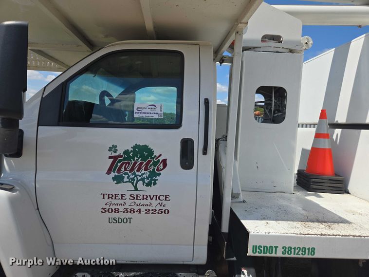 image for item DE2194 2006 GMC C7500 forestry bucket truck