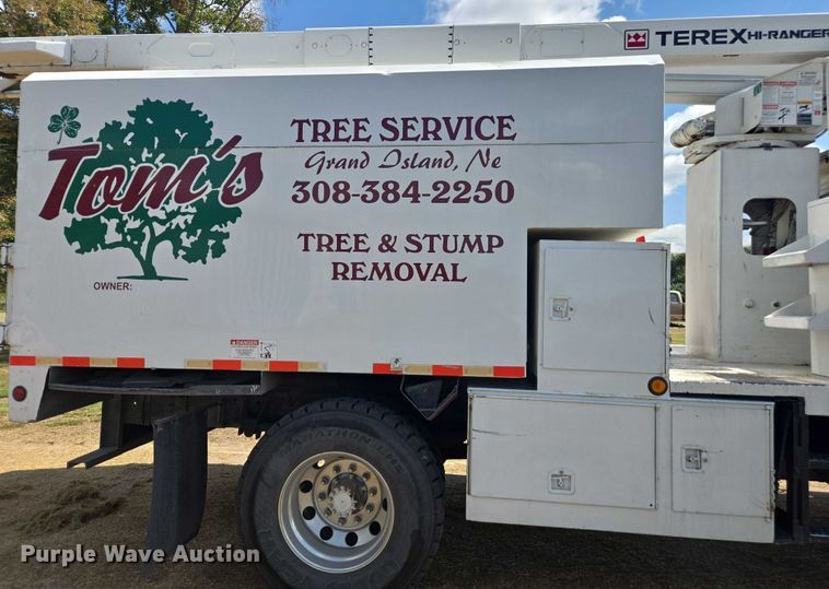 image for item DE2194 2006 GMC C7500 forestry bucket truck