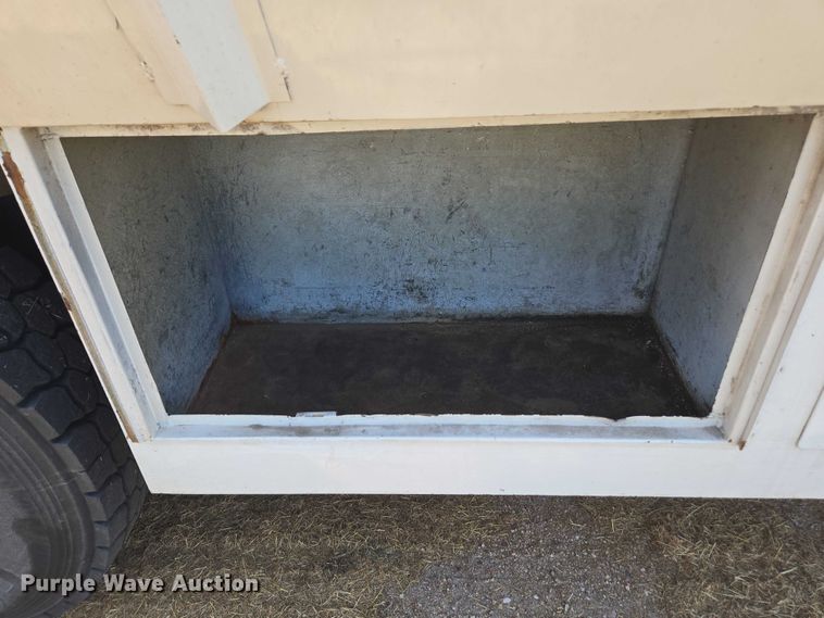 image for item DE2194 2006 GMC C7500 forestry bucket truck