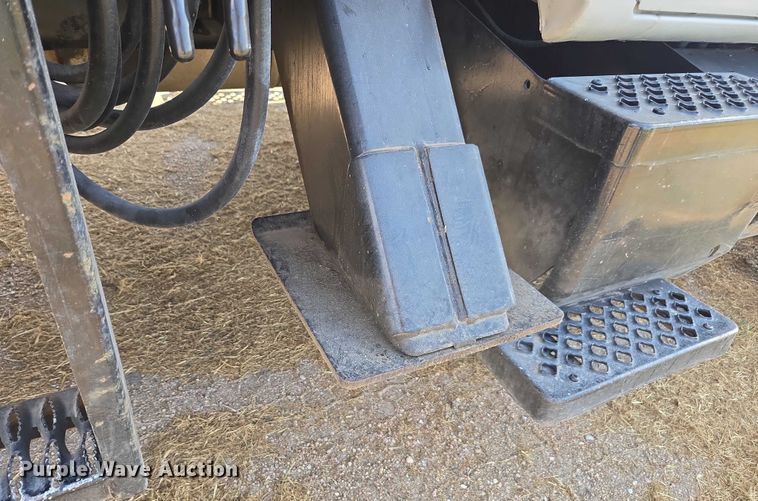 image for item DE2194 2006 GMC C7500 forestry bucket truck