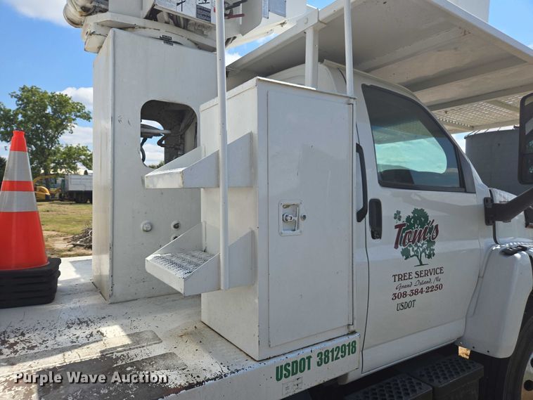 image for item DE2194 2006 GMC C7500 forestry bucket truck