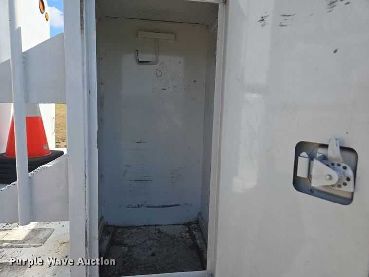 image for item DE2194 2006 GMC C7500 forestry bucket truck