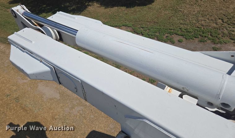 image for item DE2194 2006 GMC C7500 forestry bucket truck