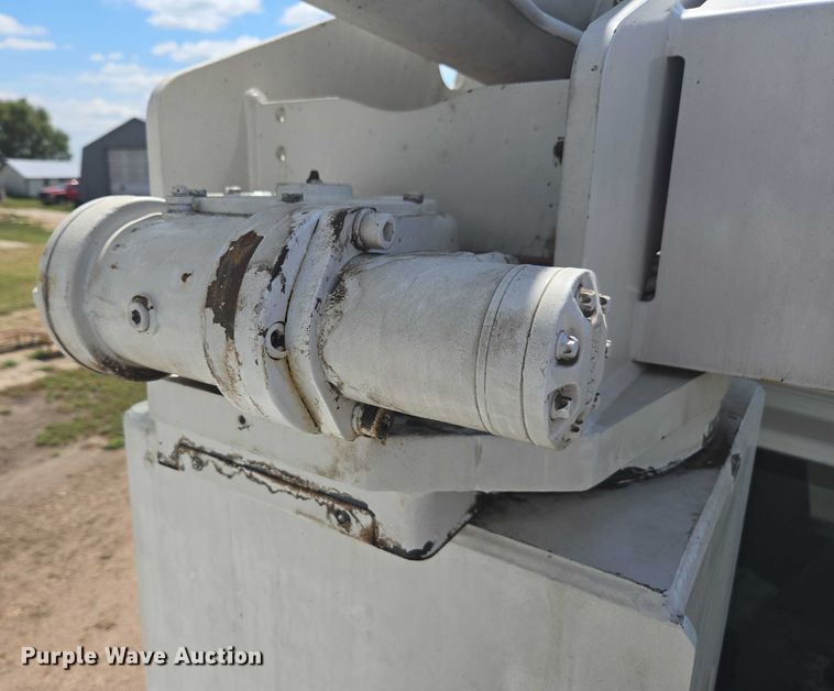 image for item DE2194 2006 GMC C7500 forestry bucket truck