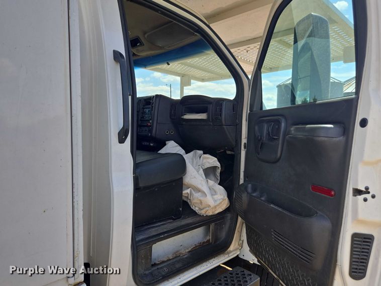 image for item DE2194 2006 GMC C7500 forestry bucket truck