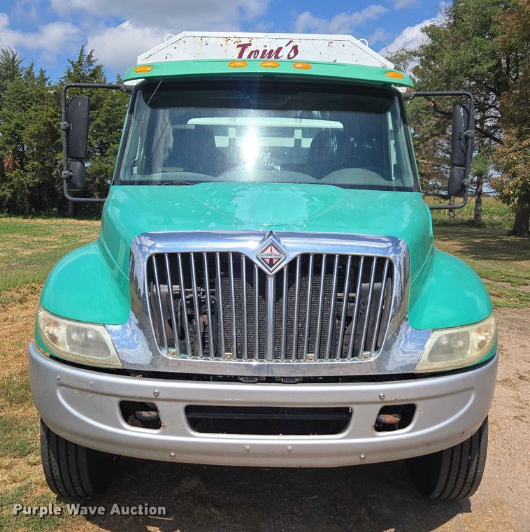 image for item DE2195 2006 International 4300 chipper truck