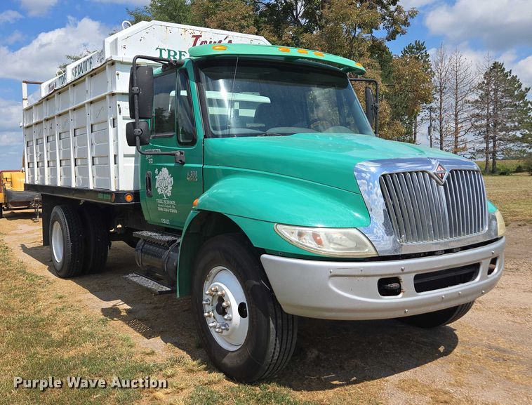 image for item DE2195 2006 International 4300 chipper truck