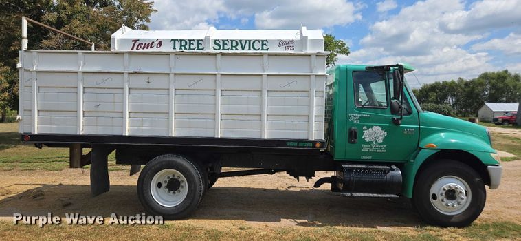 image for item DE2195 2006 International 4300 chipper truck