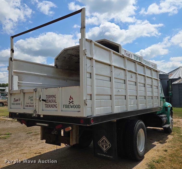 image for item DE2195 2006 International 4300 chipper truck