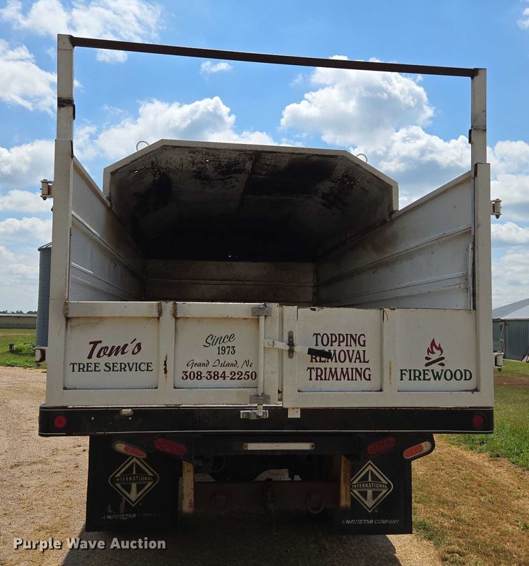 image for item DE2195 2006 International 4300 chipper truck