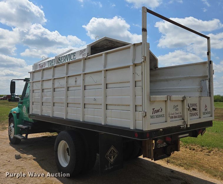 image for item DE2195 2006 International 4300 chipper truck