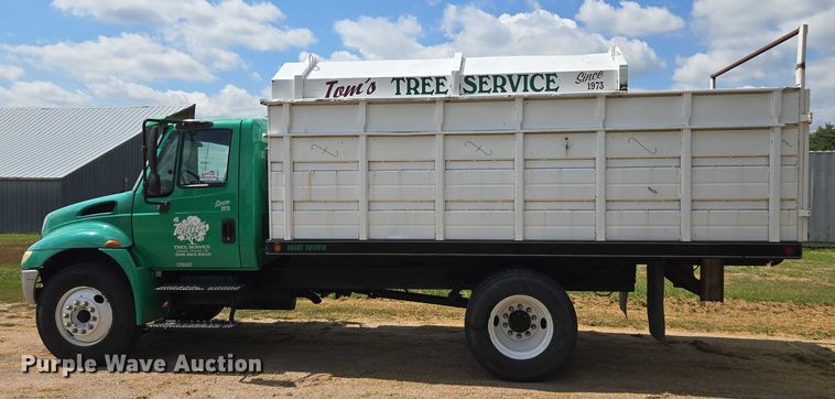 image for item DE2195 2006 International 4300 chipper truck