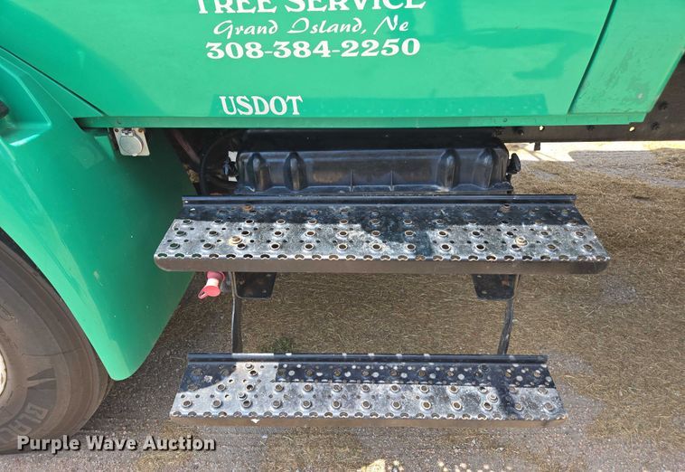 image for item DE2195 2006 International 4300 chipper truck