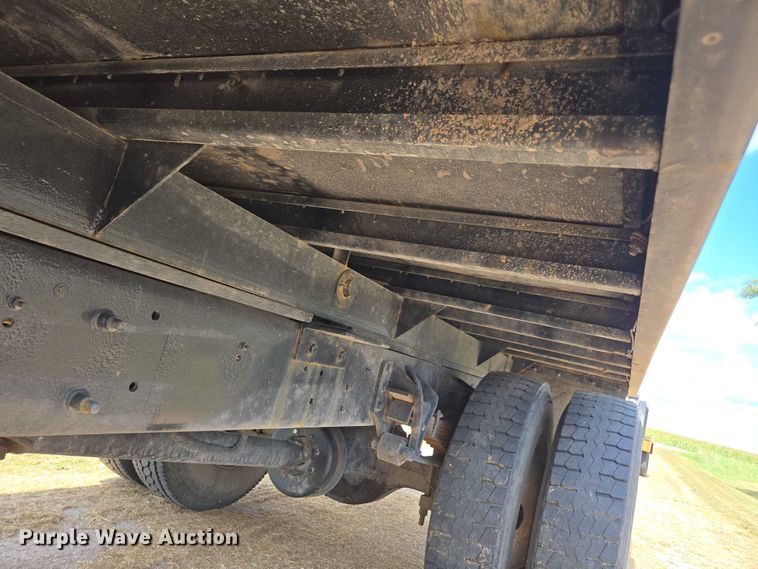 image for item DE2195 2006 International 4300 chipper truck