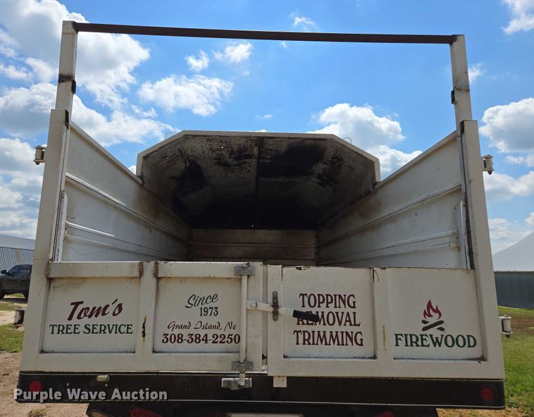 image for item DE2195 2006 International 4300 chipper truck