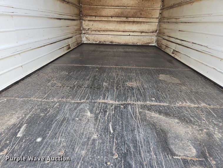 image for item DE2195 2006 International 4300 chipper truck