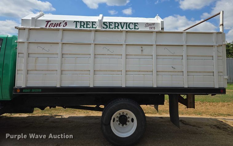 image for item DE2195 2006 International 4300 chipper truck