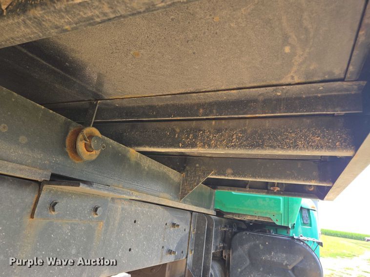 image for item DE2195 2006 International 4300 chipper truck