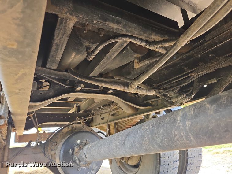 image for item DE2195 2006 International 4300 chipper truck