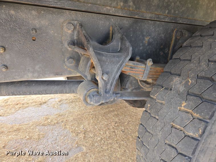 image for item DE2195 2006 International 4300 chipper truck