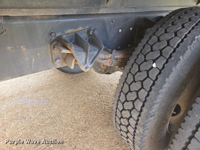 image for item DE2195 2006 International 4300 chipper truck