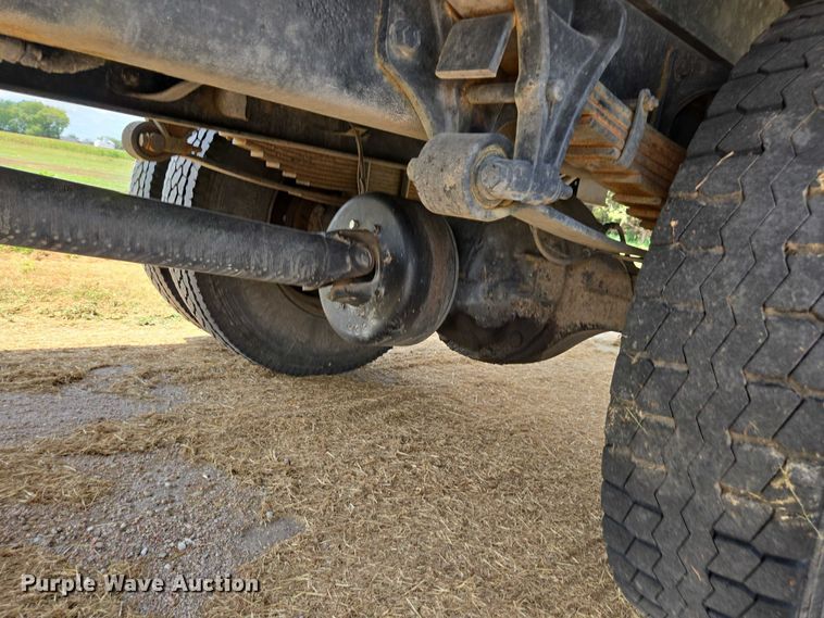 image for item DE2195 2006 International 4300 chipper truck