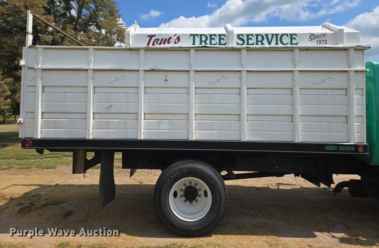 image for item DE2195 2006 International 4300 chipper truck