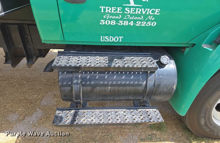 image for item DE2195 2006 International 4300 chipper truck